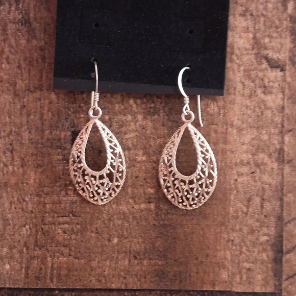 Delicate 925 Sterling Silver Cut Out Tear Drop Dangle Earrings - Picture 6 of 7